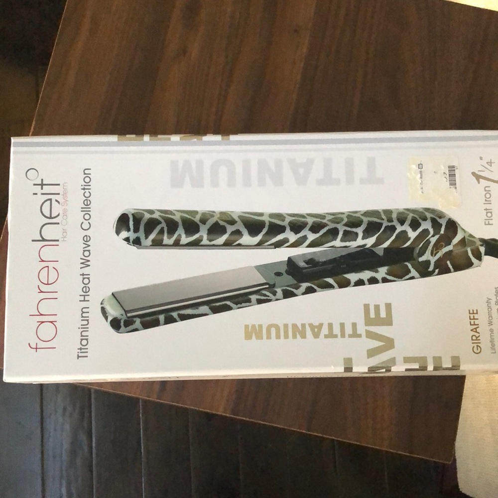 Giraffe Titanium Heat wave Flat Iron 1 1/4 inch. MSRP 300.00 used